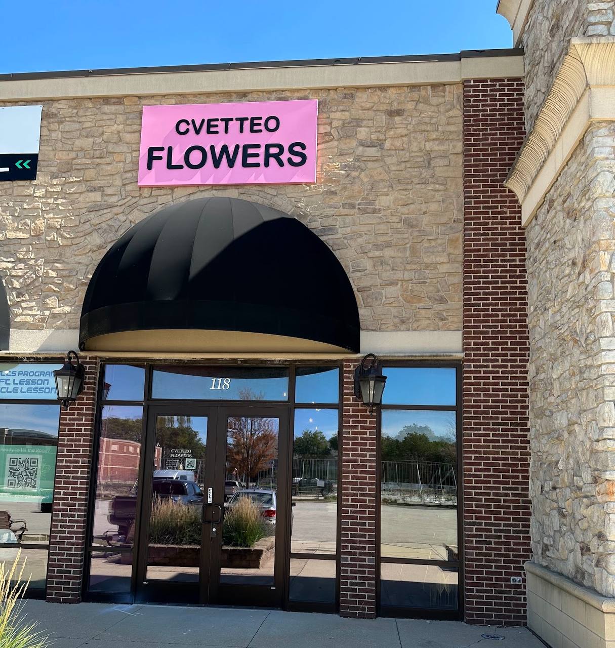 Cvetteo Flowers — Storefront Sign