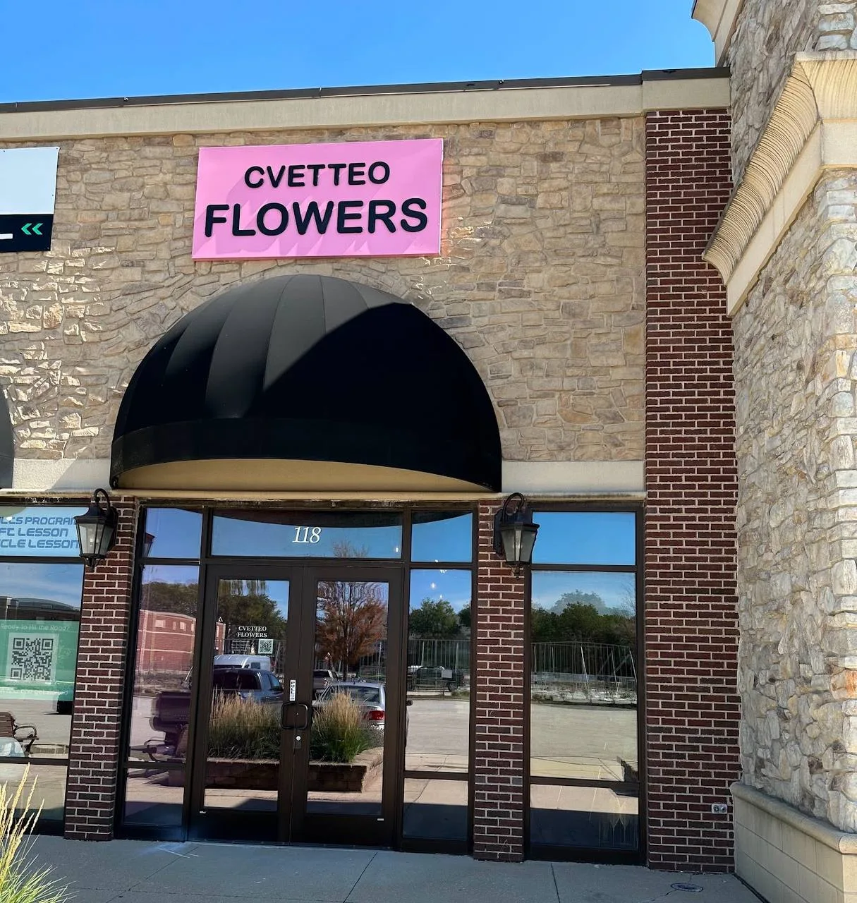 Cvetteo Flowers — Storefront Sign